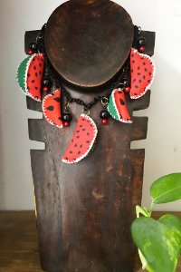 Collar de sandías hecho a mano